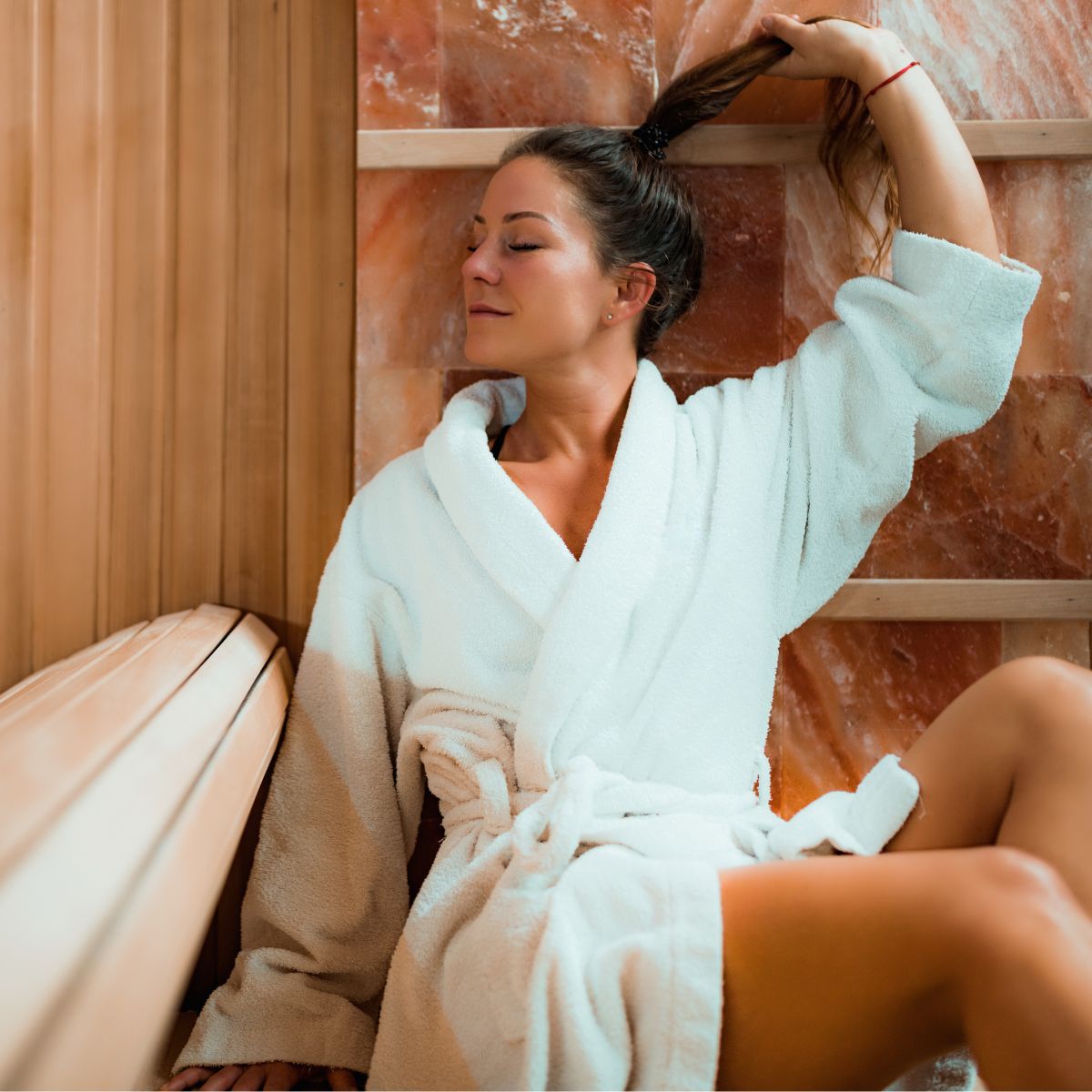 Ragazza si rilassa in sauna con parete di sale