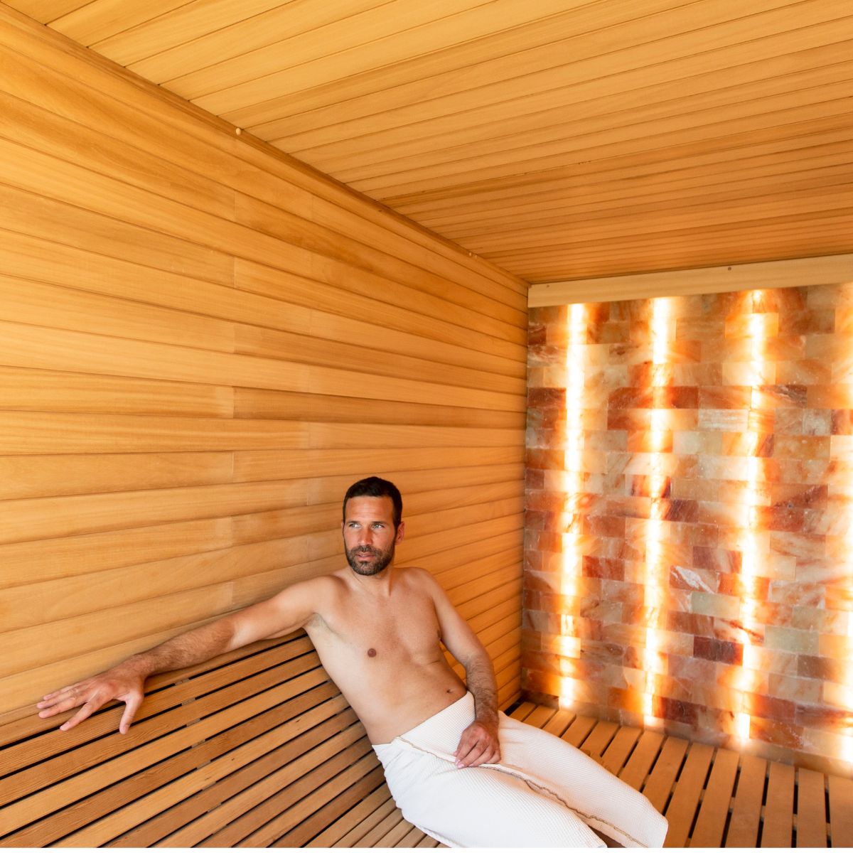 Ragazzo si rilassa in sauna di sale