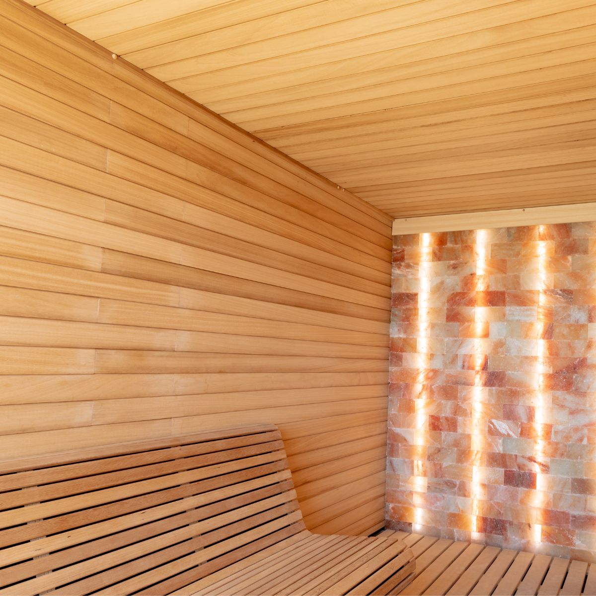 Sauna finlandese in legno con parete di sale